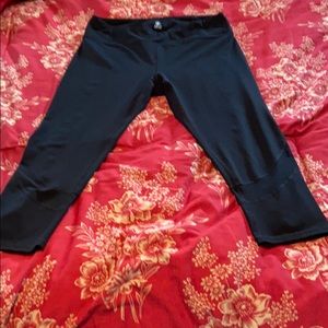 Gaiam (Kohl’s) Black Capri Leggings w Mesh XL